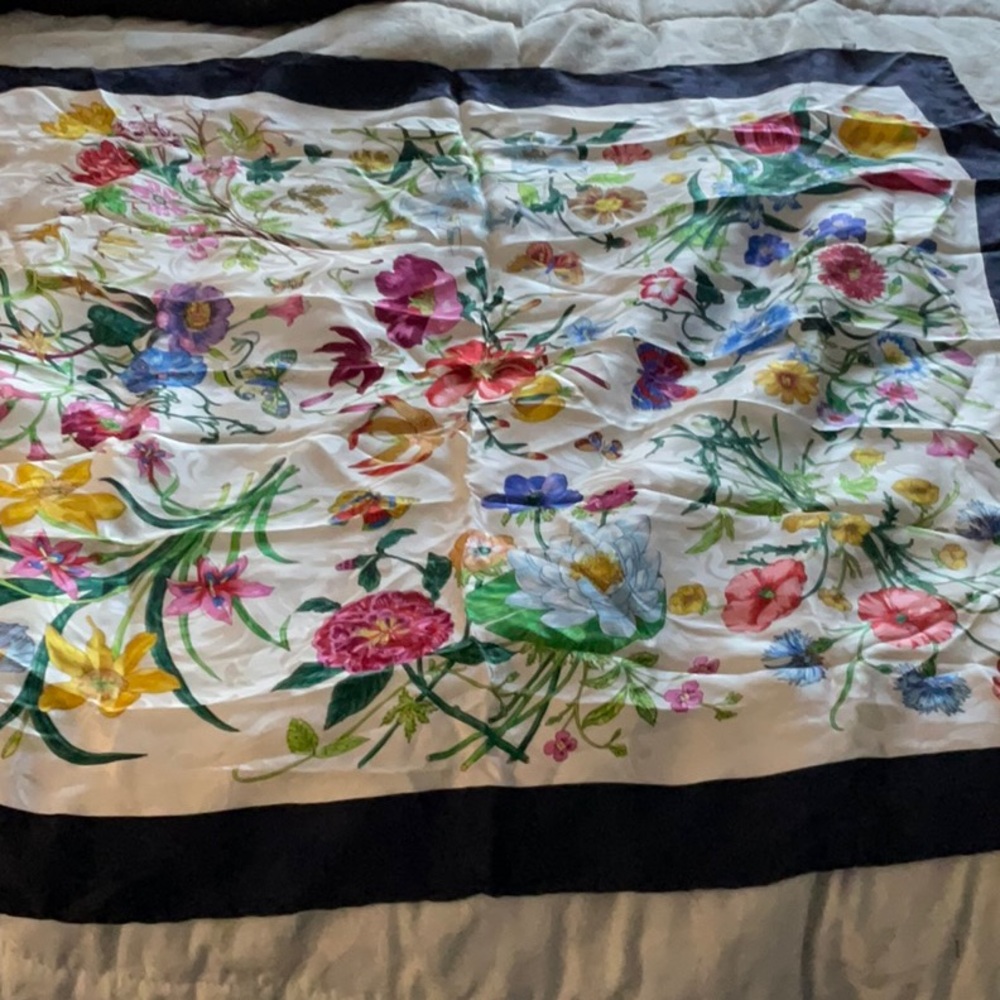 NWOT 34โ square multi floral white & navy border designer inspired silk scarf
